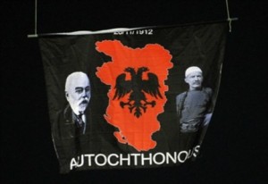 La bandiera che inneggiava al Kosovo con due eroi della guerra contro la Serbia