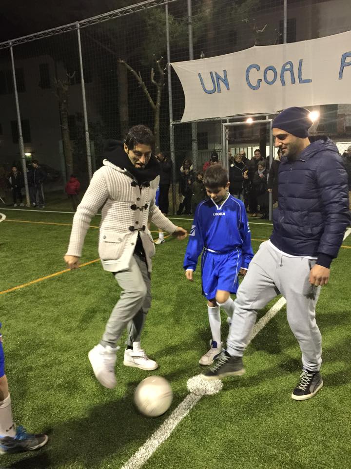 Croce e Maccarone giocano coi bambini (foto Empoli Fc Official)